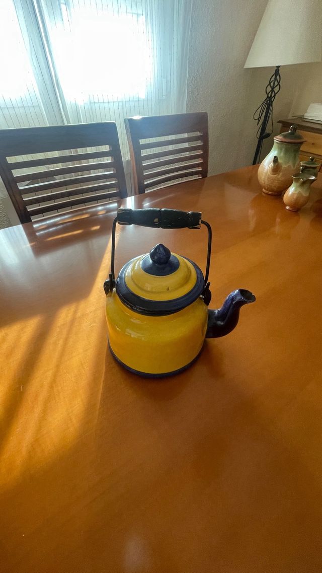Tetera cerámica amarilla y azul