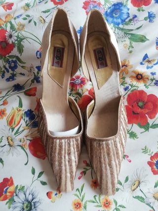 Zapatos tacón beige brillantes pedrería
Nuevos 41 