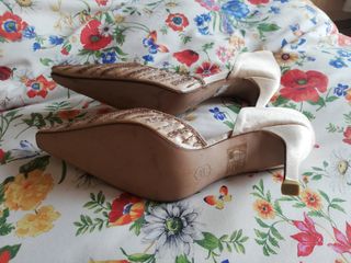 Zapatos tacón beige brillantes pedrería
Nuevos 41 