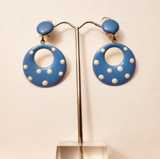 Pendientes de aro turquesa con lunares blancos