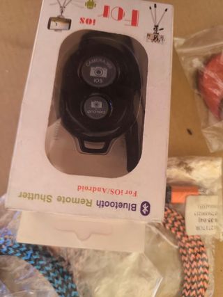 3 Cables USB + Mando Bluetooth + Soporte móvil