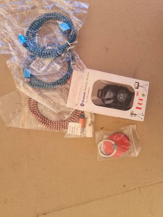 3 Cables USB + Mando Bluetooth + Soporte móvil