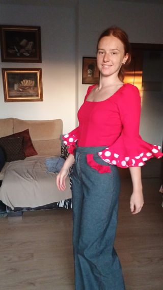 Conjunto blusa roja lunares pantalón gris