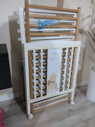 Cuna de madera en blanco