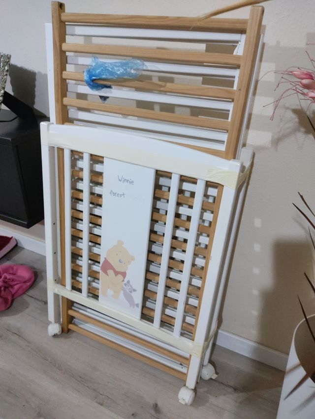 Cuna de madera en blanco