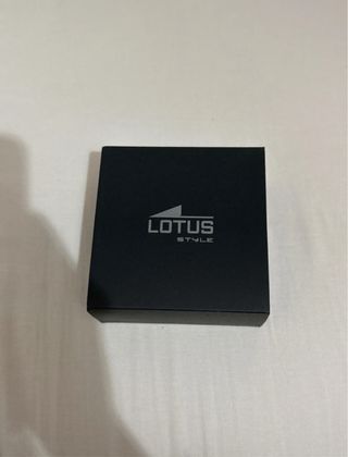 Pulsera Lotus dorada con circonitas
