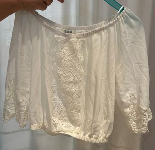 Blusa o top ideal para falda rociera