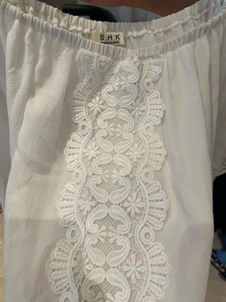 Blusa o top ideal para falda rociera