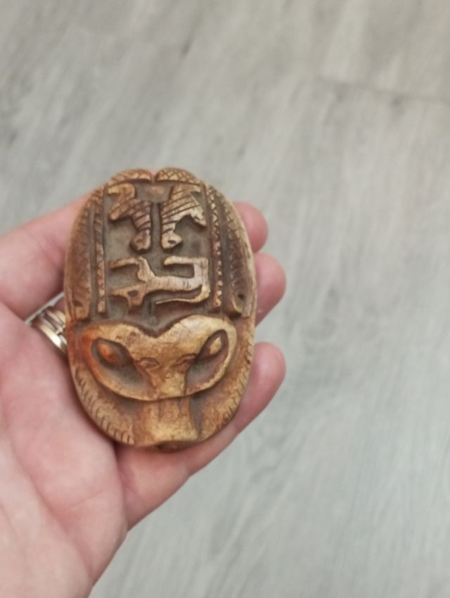 Scarabeo egizio antico in pietra scolpito a mano.