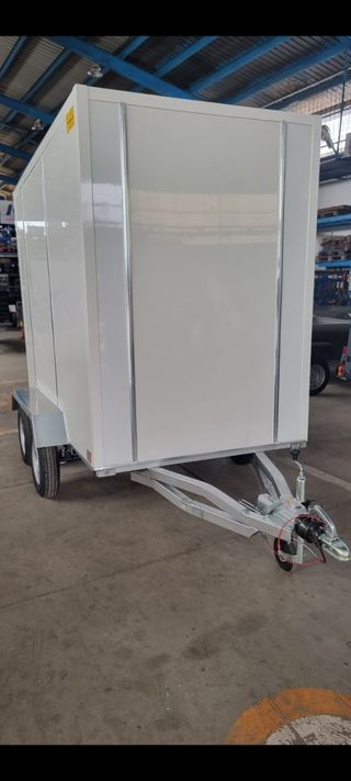 Remolque cerrado 750kg