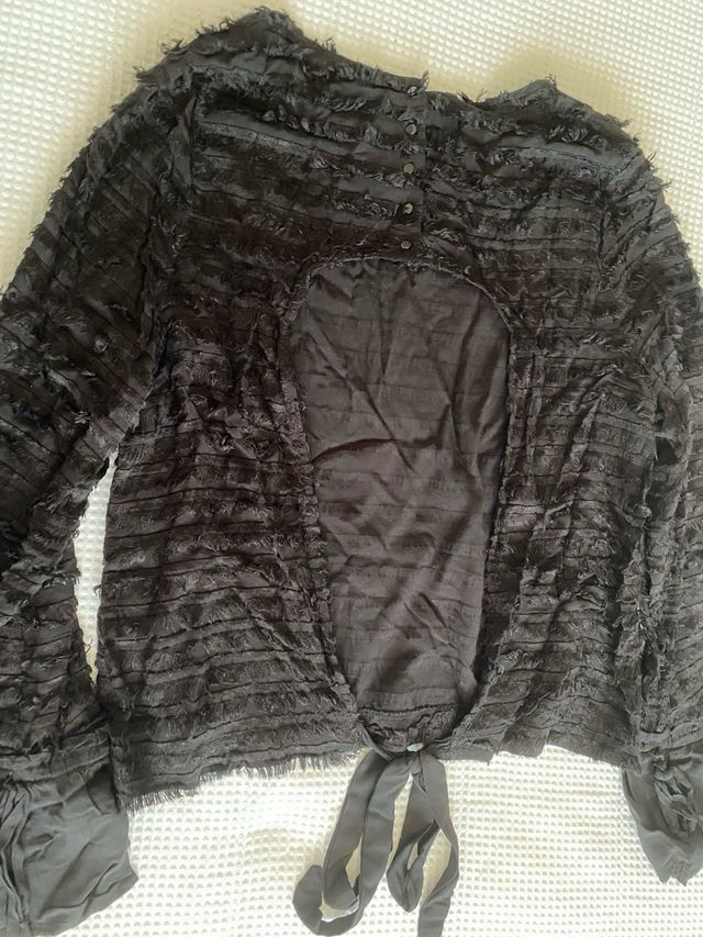 Top negro fruncido espalda abierta