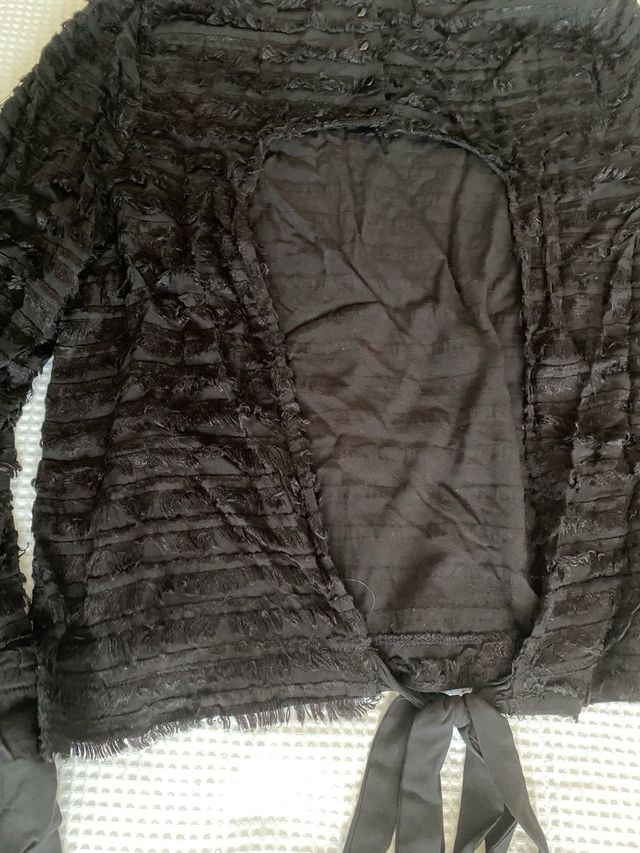 Top negro fruncido espalda abierta