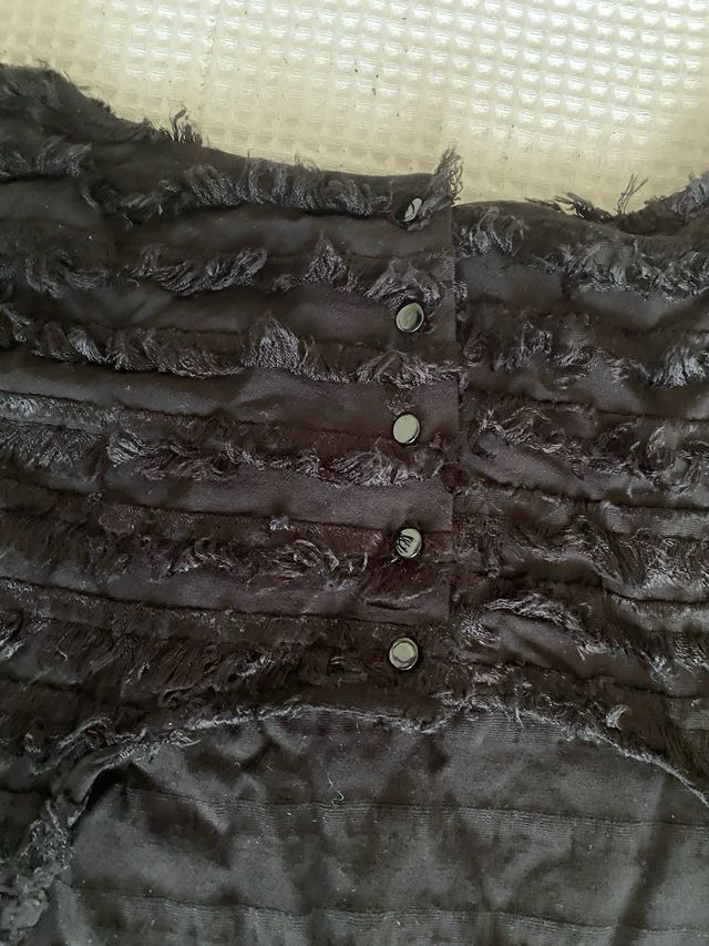 Top negro fruncido espalda abierta