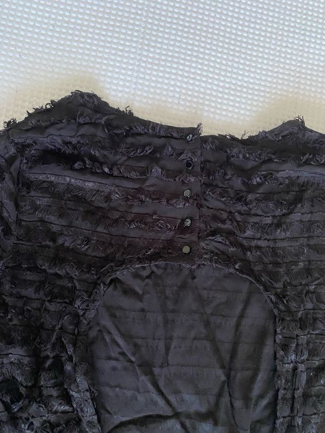 Top negro fruncido espalda abierta