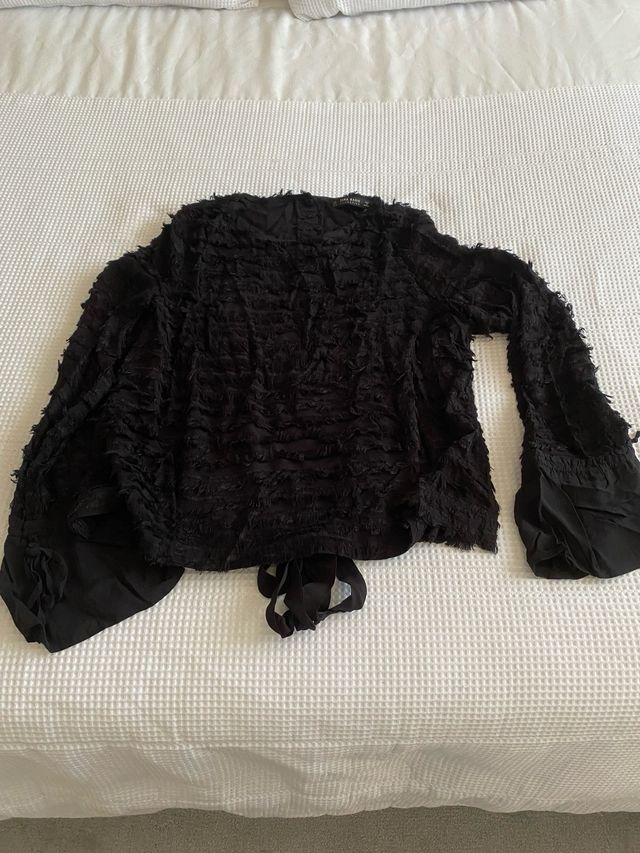 Top negro fruncido espalda abierta