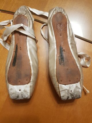 2 pares zapatillas ballet beige. 