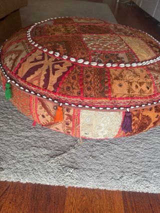 Puff patchwork multicolor hecho a mano.