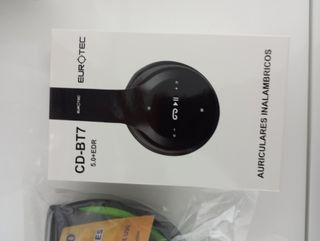 2 cascos inalámbricos negros.