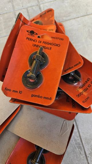 18 perni universali di fissaggio