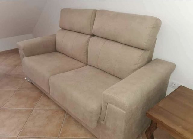 Sofá 2 plazas beige y dos sillones de tela