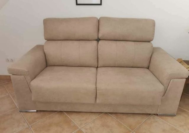 Sofá 2 plazas beige y dos sillones de tela