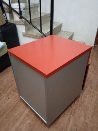 Mesita oficina Ikea roja 2 cajones
