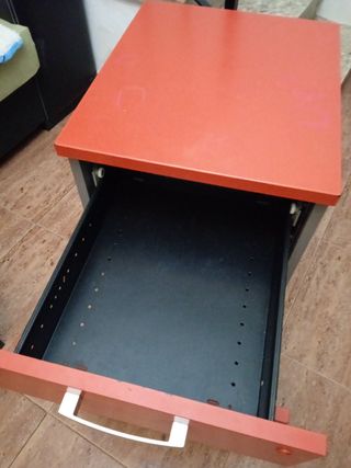 Mesita oficina Ikea roja 2 cajones