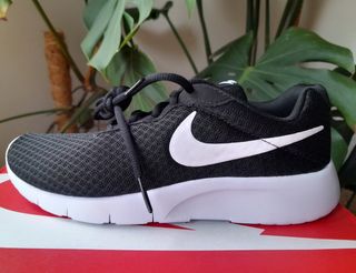 Zapatillas Nike Tanjun Negro. Talla 36,5