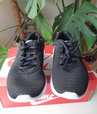 Zapatillas Nike Tanjun Negro. Talla 36,5