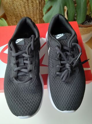 Zapatillas Nike Tanjun Negro. Talla 36,5