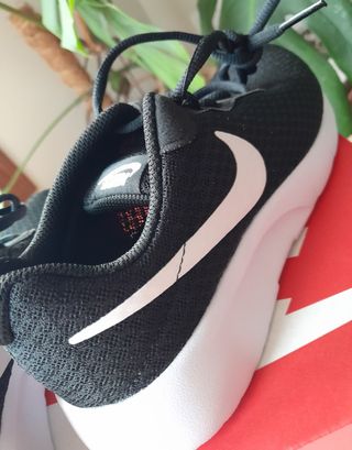 Zapatillas Nike Tanjun Negro. Talla 36,5