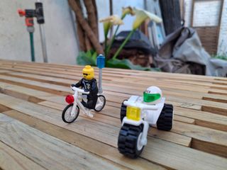 Lego moto y bici de policía
