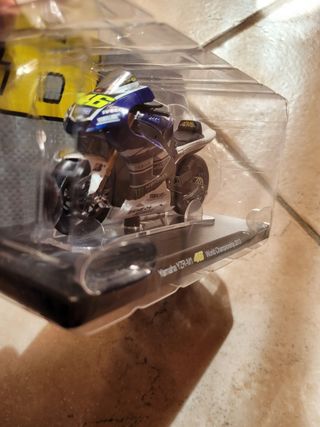 Modellino Yamaha YZR-M1 Rossi 2013