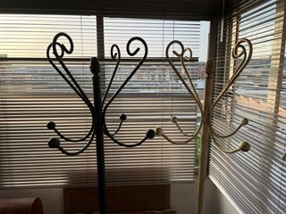 2 Percheros metálicos - blanco y negro