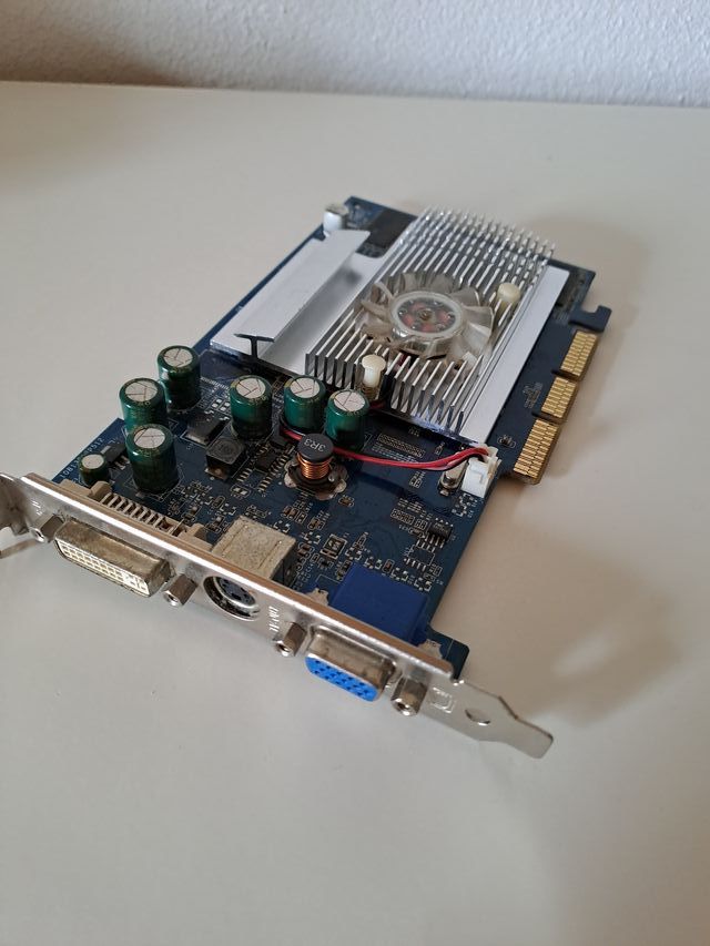 Placa gráfica Nvidia GeForce FX 5200 (AGP)