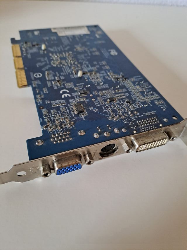 Placa gráfica Nvidia GeForce FX 5200 (AGP)