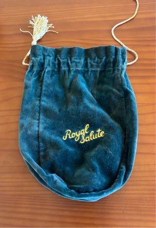 Lotto di bottiglie da collezione + cubo di ghiaccio + borsa Chivas