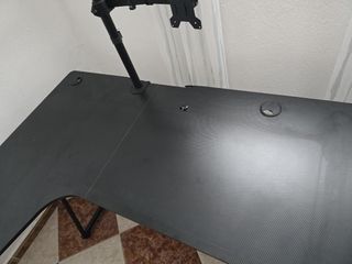 Mesa gaming acabado en carbono