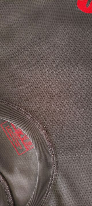 Sudadera Neek Peak negra y roja