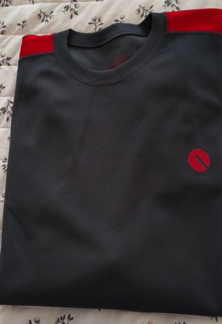 Sudadera negra y roja