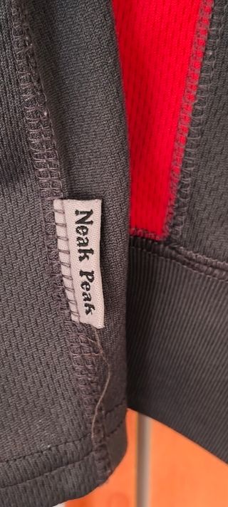 Sudadera negra y roja