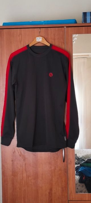 Sudadera negra y roja