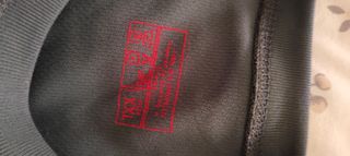 Sudadera negra y roja