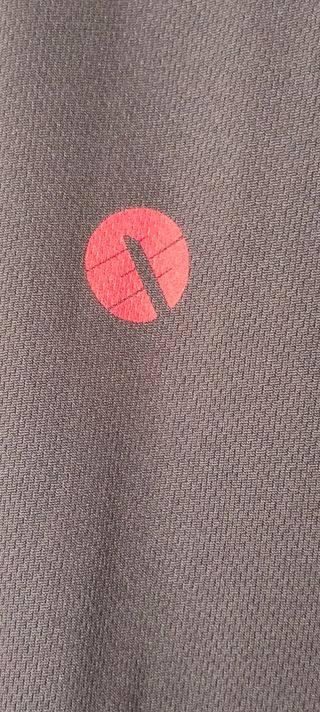 Sudadera negra y roja