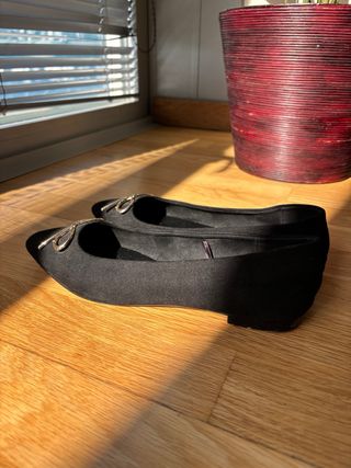 Bailarinas negras con lazo dorado