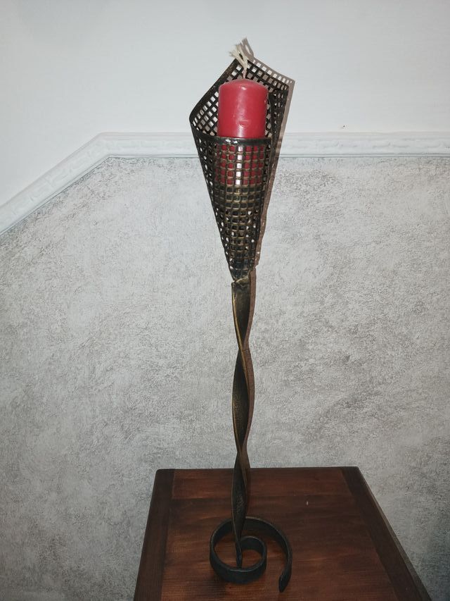 Portacandele in ferro battuto con candela rossa