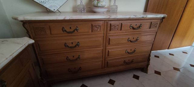 Cómoda y mesitas noche madera tallada