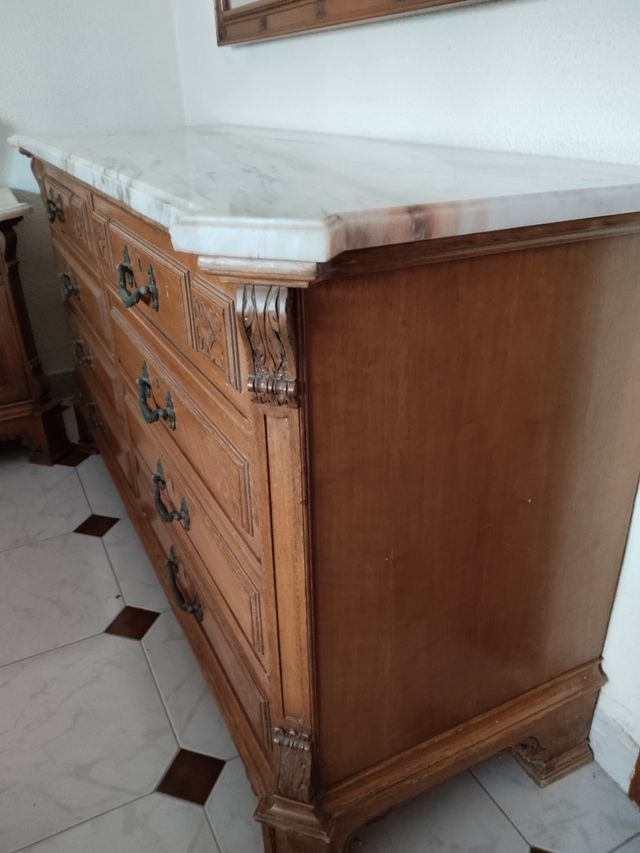 Cómoda y mesitas noche madera tallada