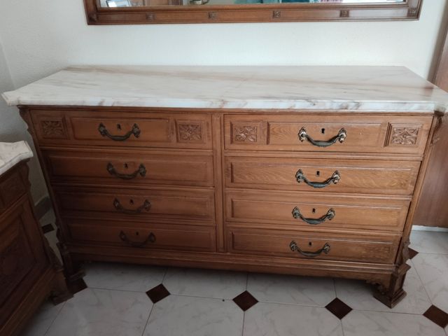 Cómoda y mesitas noche madera tallada