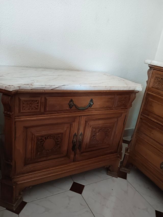 Cómoda y mesitas noche madera tallada